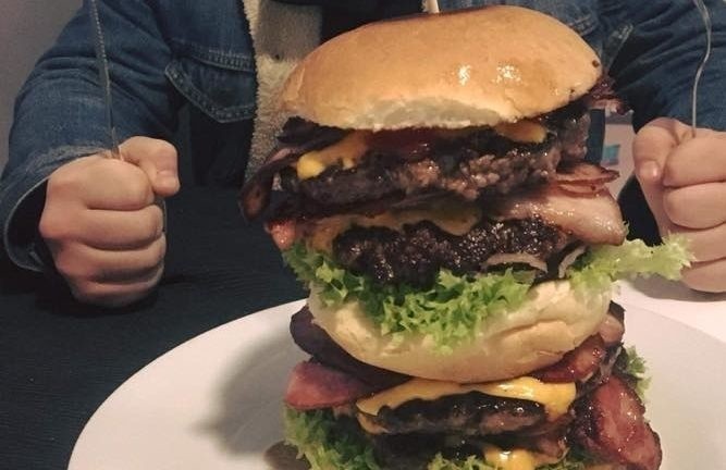 Nikt nie dał rady Conanowi. Rekord w jedzeniu mega burgera nie został pobity