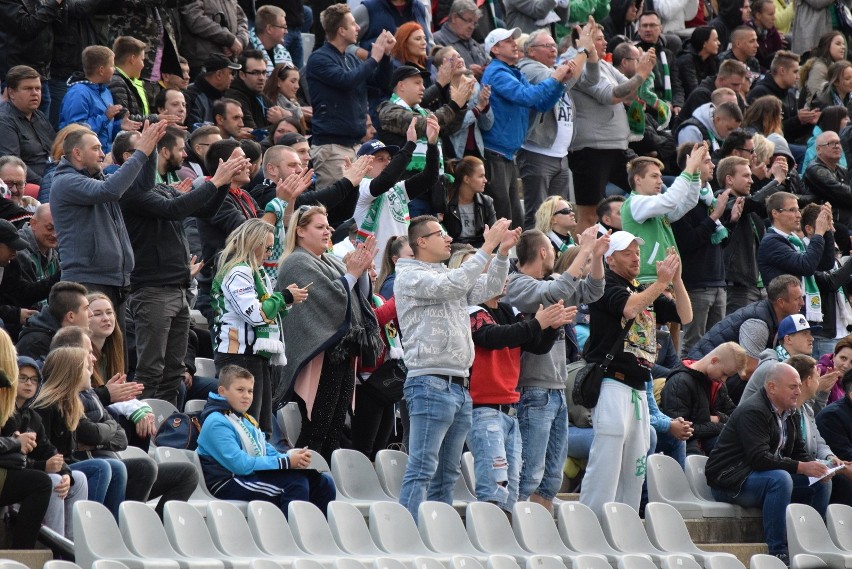 Kibice żużla, którzy przyszli na stadion, na brak emocji nie...