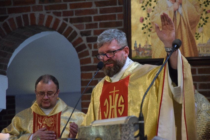 Proboszcz z Wilkowyj zrzucił sutannę. Kończy z kapłaństwem dla kobiety ZDJĘCIA "Rozpoczynam nowy etap życia przy boku Justyny"