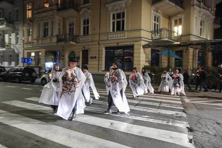 "Marsz Duchów Drzew" w Szczecinie. Happening przeciwko wycince drzew [WIDEO, ZDJĘCIA]