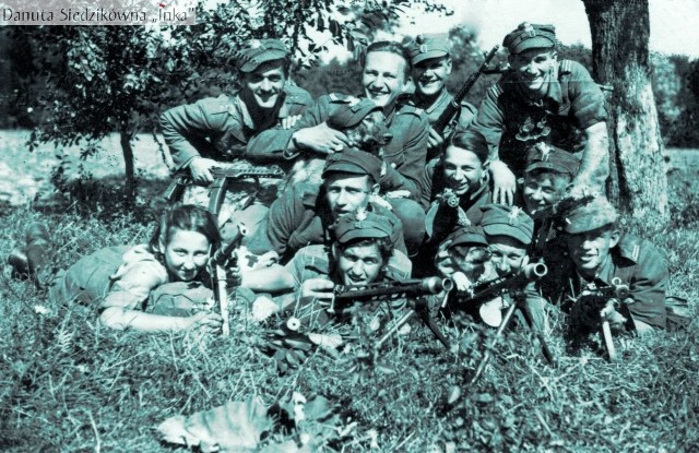 Żołnierze 5. Brygady Wileńskiej AK, pierwsza z lewej Danuta Siedzikówna "Inka"