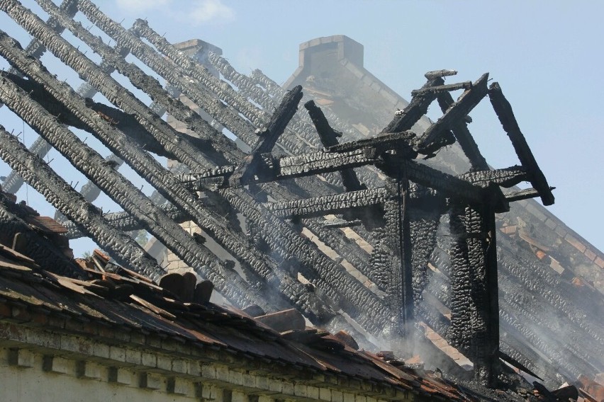 Pożar w Januszkowicach pod Długołęką. Stodołę gasiło 6 zastępów straży [FOTO]