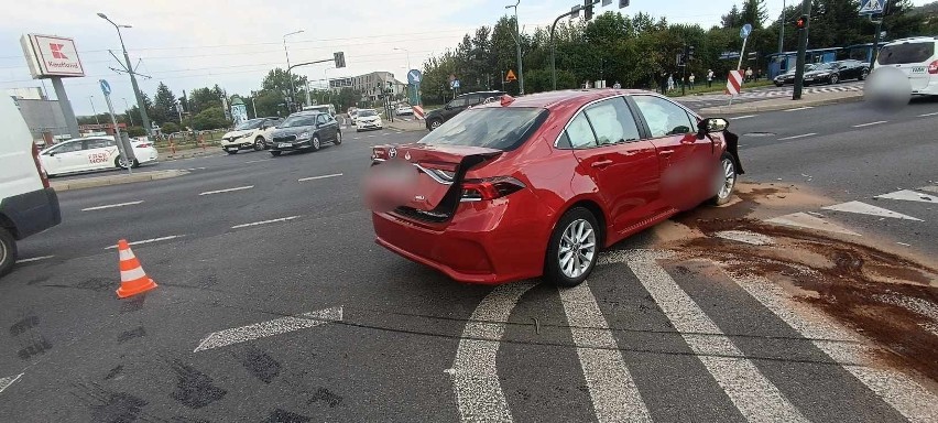 Zderzenie samochodów na skrzyżowaniu ulic Grota Roweckiego i...