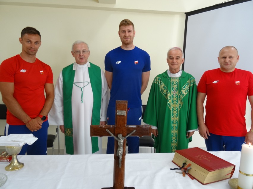 Ksiądz biskup Marian Florczyk z diecezji kieleckiej i ksiądz...