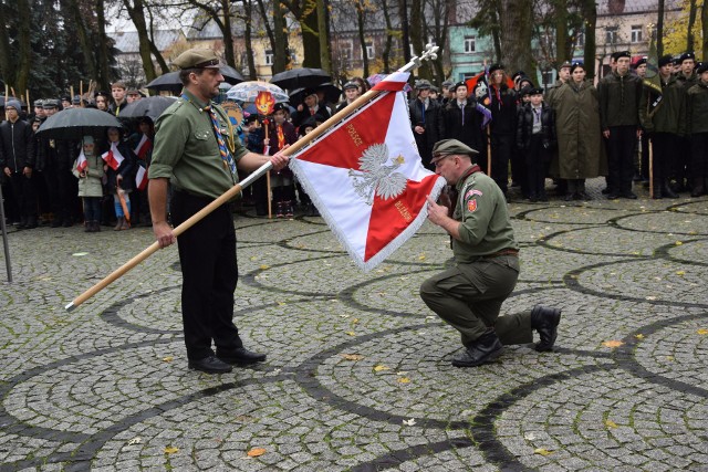 Obchody Święta Niepodległości w Augustowie. Jednym z punktów uroczystości było wręczenie nowego sztandaru dla augustowskiego Hufca ZHP