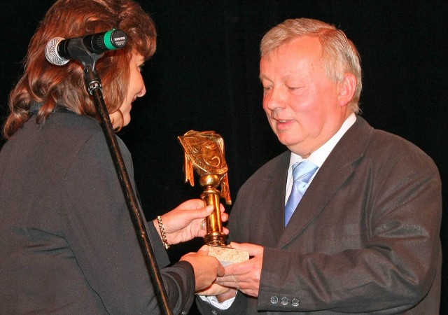 Ryszard Kaczor statuetkę "Przyjaciel Teatru" otrzymał z rąk Marioli Sokołowskiej, wiceprezydent Grudziądza