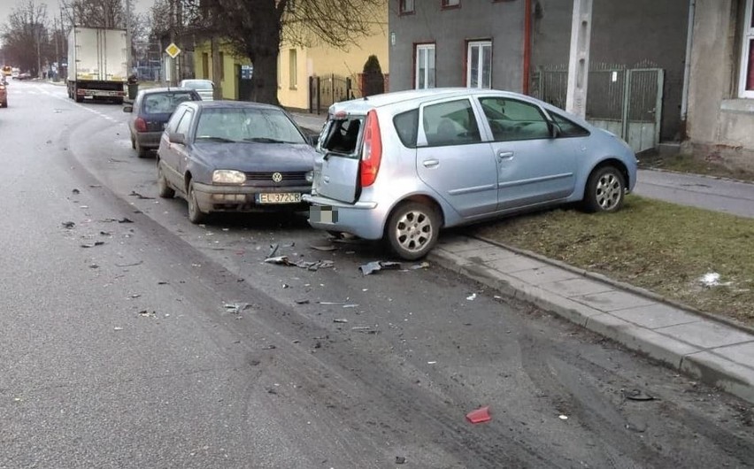 - Kierowca ciężarowego mercedesa chciał ominąć zaparkowane...