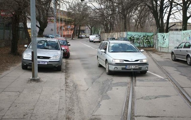 Pełnia dziur, ze zniszczonym chodnikiem i paskudnym murem &#8211; tak wygląda ulica Domagalskiego w Radomiu.