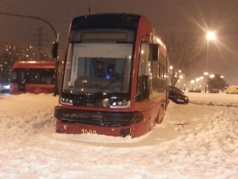 Volvo zderzyło się z "dziesiątką". Na Retkini nie jeżdżą tramwaje [FILM, zdjęcia]