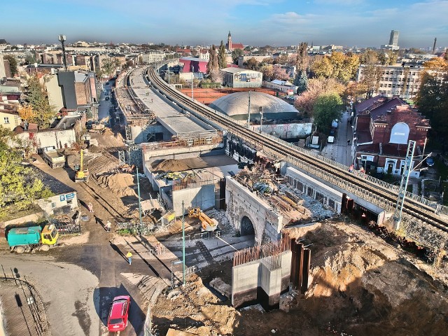 Kolejarze prowadzą obecnie w Krakowie kilka gigantycznych, wartych ponad miliard złotych inwestycji, które zmieniają miasto.Zlikwidowany został już nasyp ziemny, dzielący przez lata Kazimierz i Grzegórzki. W jego miejsce powstają estakady, na których łącznie ułożone zostaną cztery tory (na nasypie były dwa).