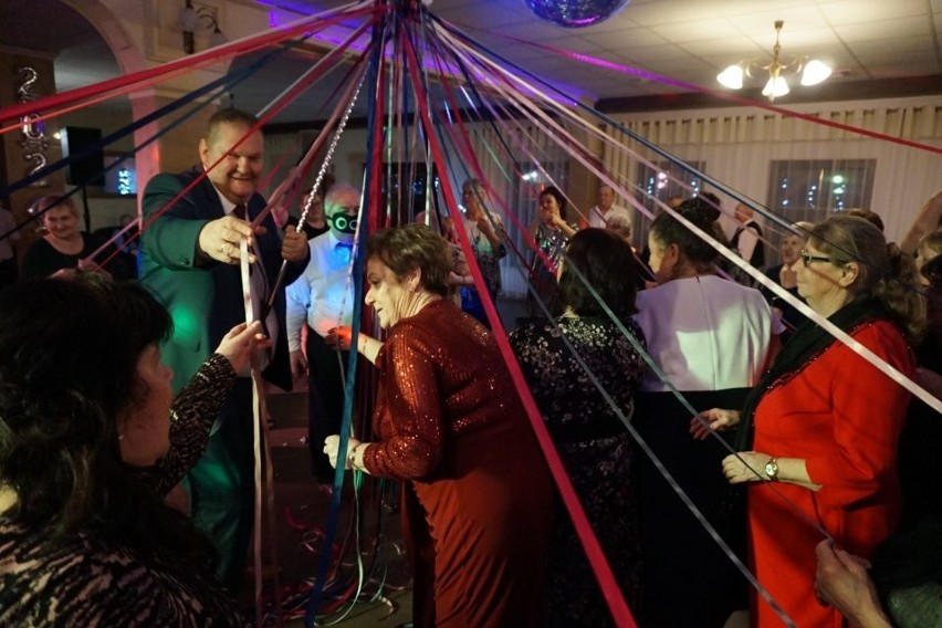 Ponad sto osób bawiło się na balu seniora w Ożarowie. Zabawę rozpoczął uroczysty polonez. Zobaczcie zdjęcia