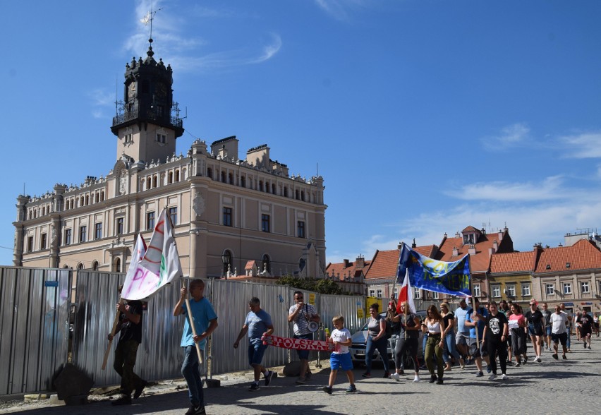Demonstracja przeciwko "plandemii" w Jarosławiu. Kilkadziesiąt osób przeszło przez miasto [ZDJĘCIA]