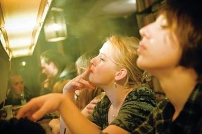 Od 15 listopada (w Światowy Dzień Rzucania Palenia!) zakazem palenia zostaną objęte polskie restauracje, bary, kawiarnie. Oczywiście teoretycznie będzie można sięgnąć po papierosa, po fajkę lub cygaro, ale w pomieszczeniu odpowiednio izolowanym od reszty lokalu. Nikt więc nie zapali w przesławnym krakowskim "Rio", w kultowym przyrynkowym "Zwisie"... Fot. Kamila Zarembska