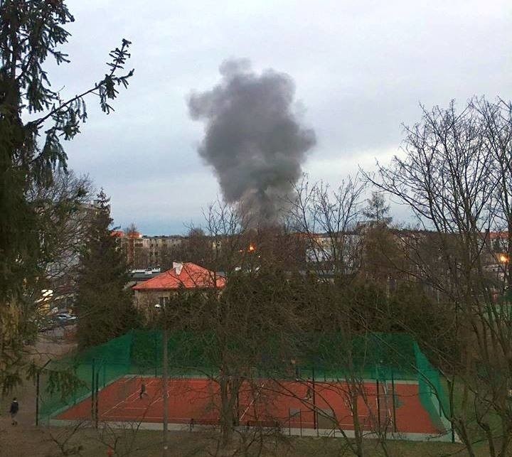 Białystok: Pożar opuszczonego mieszkania przy ul. Wiejskiej. Kłęby dymu i ognia pięły się w górę [ZDJĘCIA]