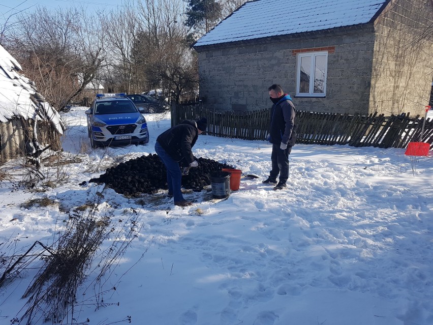 Para staruszków z gminy Szczucin nie miała na opał. W domu temperatura nie przekraczała zera stopni. Pomoc zorganizowali dzielnicowi