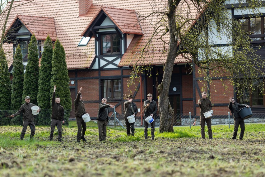 Leśnicy z Nadleśnictwa Lutówko podczas prac nad łąką kwietną