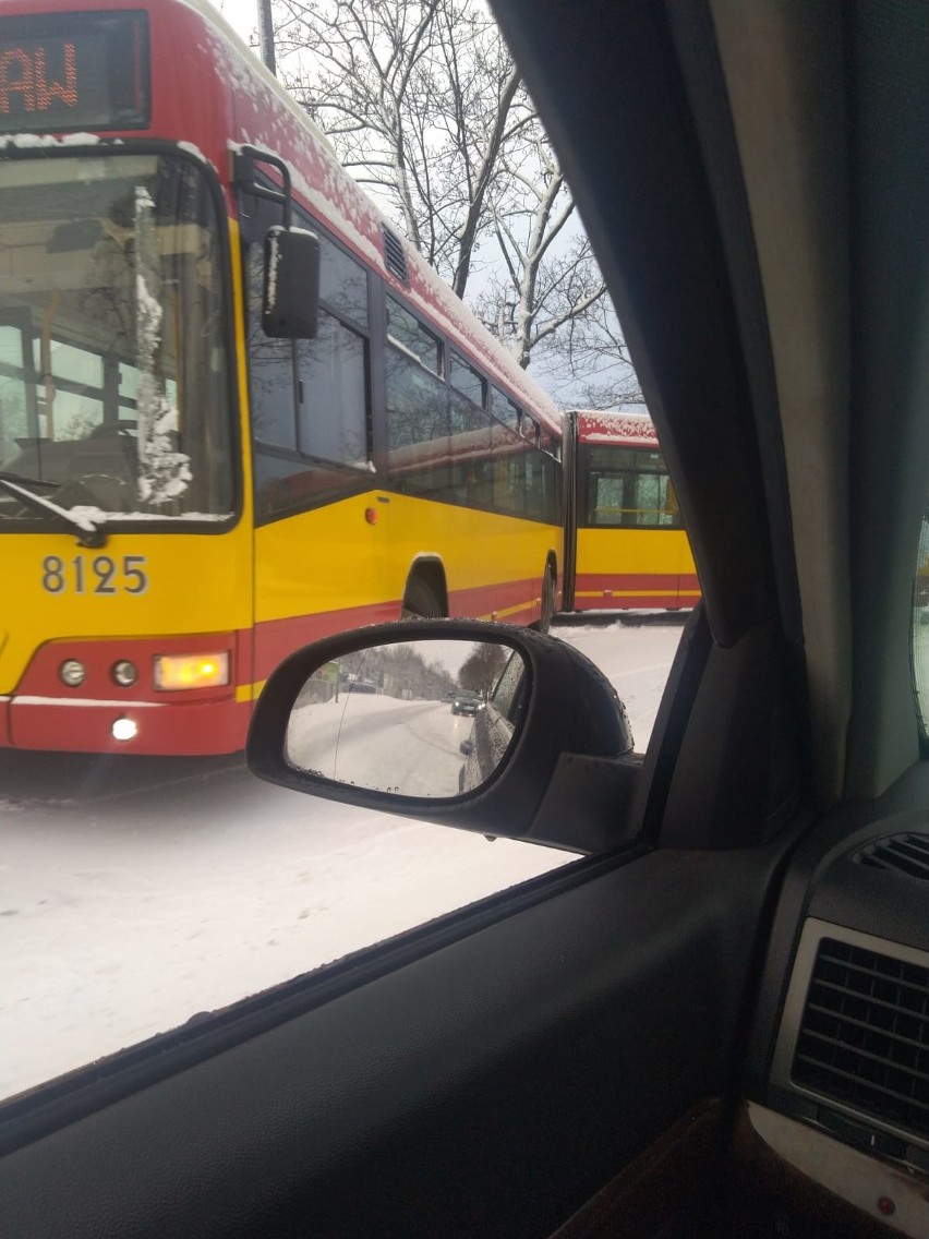 Wrocław zaskoczony zimą. Ulice i chodniki jak lodowisko (ZDJĘCIA)