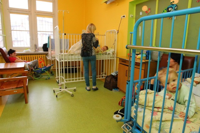 Oddziały dziecięce w szpitalach w regionie łódzkim przeżywają oblężenie. Łóżek brakuje od tygodni