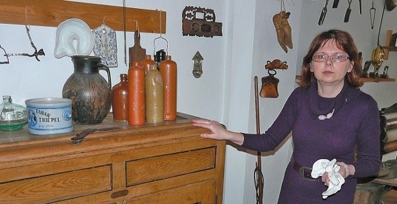 &#8211; Ta lodówka powstała w latach 20-30. XX wieku, w szczecińskiej firmie - pokazuje Jolanta Aniszewska. &#8211; Na niej stoją kamionkowe butle do napojów, wina, oliwy, octu.