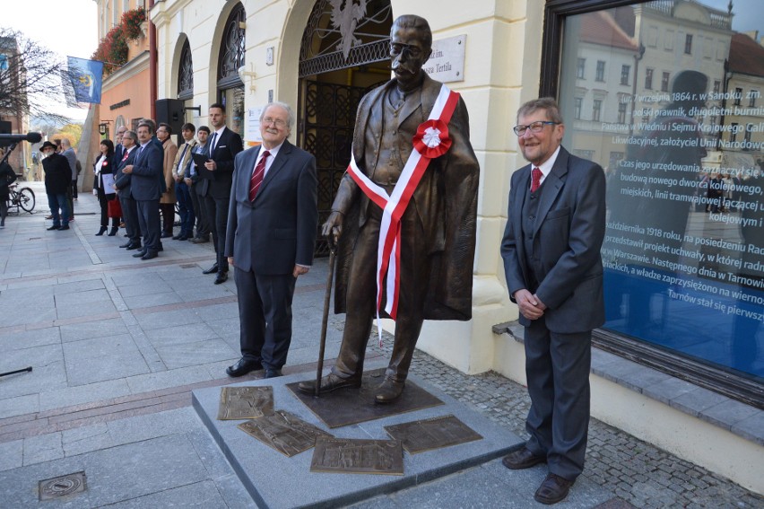 Na tarnowskim rynku odsłonięto pomnik Tadeusza Tertila [ZDJĘCIA]