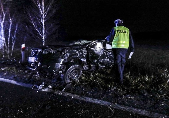 Do poważnego wypadku doszło w piątek, 21 grudnia, wieczorem na trasie koło Zatonia, dzielnicy Zielonej Góry. Zderzyły się nissan i land rover. Nissan koziołkował. Dwie osoby zostały ranne.Kierujący nissanem jechał do Zielonej Góry. Z naprzeciwka jechał land rover. Do zderzenia samochodów doszło na łuku drogi. Land rover uderzył w bok nissana. Nissan po bardzo mocnym uderzeniu koziołkował na drodze i wypadł na pobocze. Samochód ma bardzo mocno rozbity bok. Land rover ma mocno uszkodzony przód.Karetki pogotowia przewiozły do szpitala dwóch mężczyzn. To kierowcy obu samochodów. Na miejscu są służby ratunkowe. Miejsce zdarzenia zabezpieczają strażacy. Zielonogórscy policjanci ustalają jak doszło do zderzenia oraz kto zawinił.Zobacz też wideo: Nie daj się oszukać fałszywemu policjantowi. To sposób oszustów na wyłudzenie pieniędzy