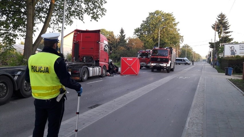 Czołowe zderzenie z TIR-em. W wypadku na ul. Rokicińskiej zginęła młoda kobieta