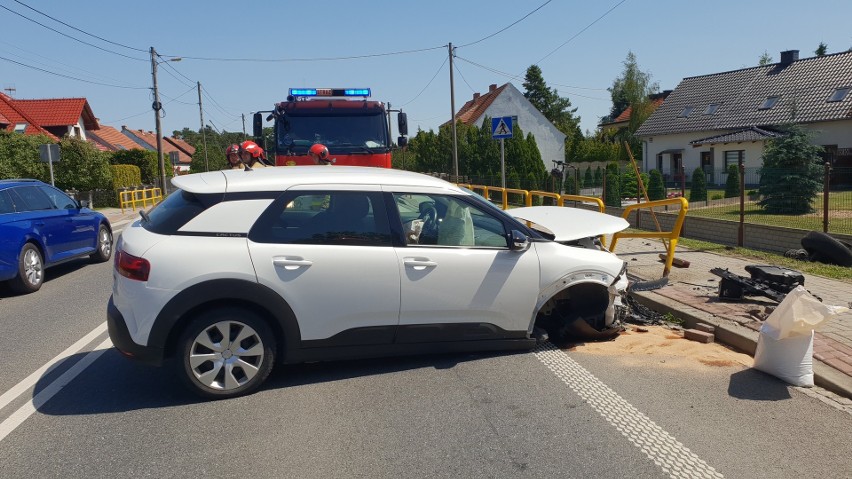 Tak wyglądał citroen po zderzeniu z barierkami.