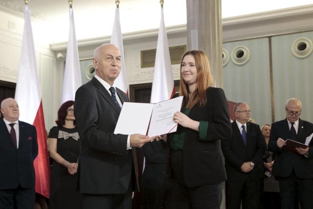 Uważam, że to przesunięcie jest potrzebne, bo – po pierwsze, gdyby te wybory zostały przeprowadzone w tym samym czasie co parlamentarne, to mogłoby to rodzić bardzo dużo niejasnych sytuacji, chociażby związanych z rozliczaniem kampanii. Po drugie – te wspólne wybory to jest też bardzo trudne przedsięwzięcie logistyczne. Zresztą sami przedstawiciele PKW mówili jasno, że dobrze by było, aby te wybory nie odbywały się łącznie. Podobny pogląd mają samorządowcy - mówi w rozmowie z „Gazetą Pomorską” Anna Gembicka, sekretarz stanu, pełnomocnik rządu ds. lokalnych inicjatyw społecznych.