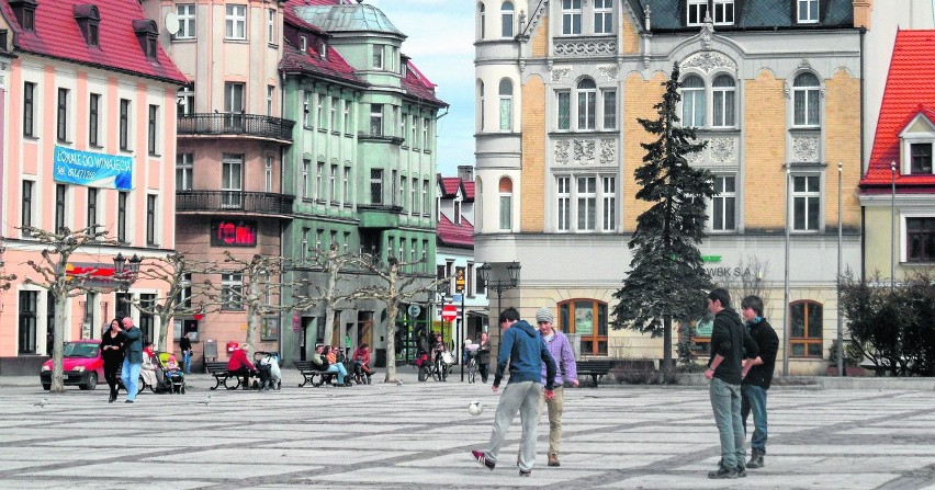 Rynek. Ogródka piwnego już tu nie ma, ale są auta....