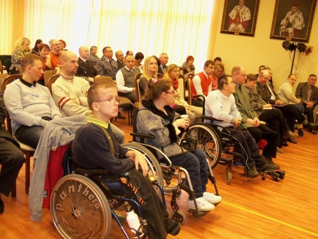 W konferencji z parlamentarzystami wzięło udział ok. 100 osób, w dużej części niepełnosprawnych.
