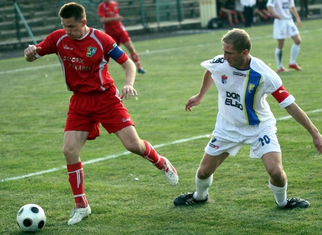 Po emocjonującym meczu piłkarze Siarki Tarnobrzeg (z piłką Janusz Hynowski) zremisowali z Żurawianką w Żurawicy 3:3.