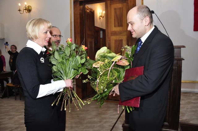 Czy Anna Kwiecień może być pewna swojego stanowiska wiceprezydent? Podczas czwartkowej sesji wyglądała na spokojną i przyniosła kwiaty prezydentowi Andrzejowi Kosztowniakowi. 