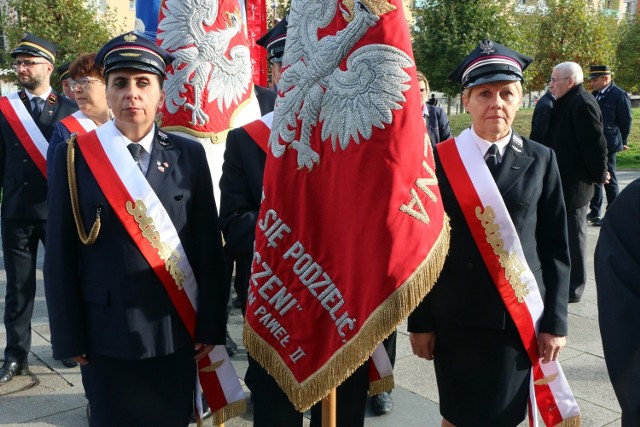 Uroczyste obchody głodówki we Wrocławiu przyciągają poczty sztandarowe związane z koleją z całej Polski.