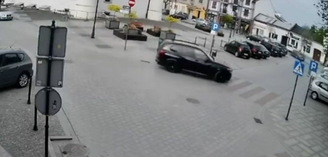 Na Rynku w Szydłowcu z impetem wjechał w zaparkowany samochód i uciekł. Jest nagranie wideo. Policja już ustaliła właściciela wozu