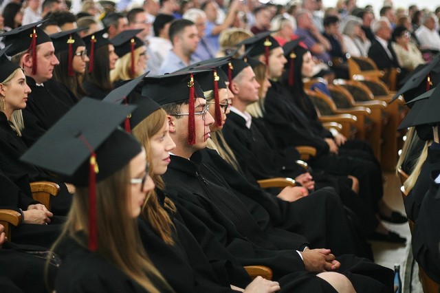 W niedzielę, 7 lipca, w auli Uniwersytetu Zielonogórskiego przy ul. Podgórnej 50 odbyła się uroczysta gala absolutoryjna studentów kierunku Prawo na Wydziale Prawa i Administracji.To historyczne wydarzenie, bowiem w tym roku mury zielonogórskiej uczelni opuści pierwszy rocznik prawników. Wydział Prawa i Administracji został utworzony na UZ pięć lat temu. Pierwszy nabór na kierunki: Prawo i Administracja odbył się w czerwcu 2014 r. Wydział oferuje kształcenie w dwóch trybach: stacjonarnym i niestacjonarnym na dwóch kierunkach studiów: Prawie (jednolite studia magisterskie) i Administracji (studia I i II stopnia). Aktualnie na wydziale studiuje 890 studentów w tym 515 na studiach stacjonarnych i 385 na studiach niestacjonarnych. Zobacz nasz Magazyn Informacyjny: 