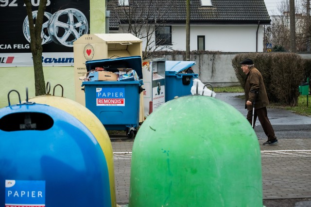 W przypadku niedopełnienia obowiązku zbierania odpadów komunalnych w sposób selektywny, opłata podwyższona za zagospodarowanie odpadami komunalnymi uiszczanej przez właściciela nieruchomości lub części nieruchomości, na której nie zamieszkują osoby, a powstają odpady komunalne wynosi trzykrotność stawki.