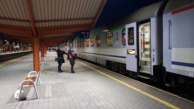 Mundurowi podeszli do dziewczyny w chwili, gdy stała na peronie nr 2 w Przemyślu i czekała na pociąg.