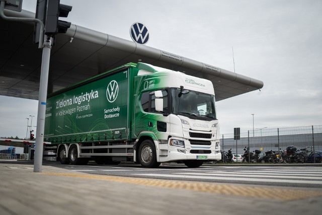 W pełni elektryczny samochód ciężarowy Scania 25P będzie wykorzystywany podczas codziennych dostaw podzespołów do fabryki Volkswagen Poznań w Antoninku.