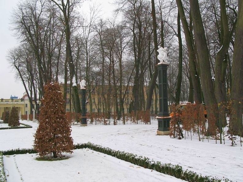 Pałac Branickich. W ogrodzie pojawiły się nowe kolumny (zdjęcia)