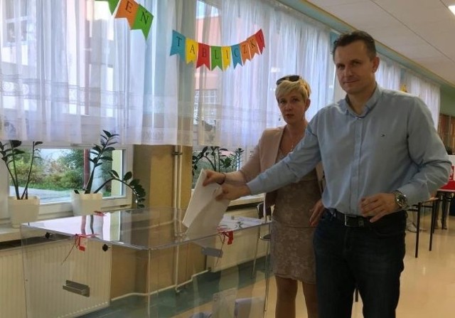 Katarzyna i Radosław Wasiakowie głosują w Bilczy