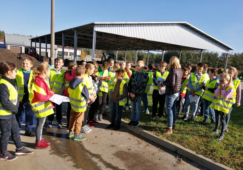 Uczniowie szkoły w Morawicy zwiedzili... oczyszczalnię ścieków. Zobacz zdjęcia