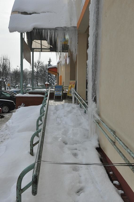 Sklep SDH. Podjazd dla niepełnosprawnych jest nieczynny, ponieważ zalega na nim gruba warstwa śniegu a nad samym wejściem zwisają bryły lodu