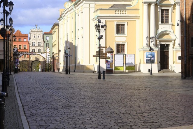 Wczoraj (24.03) rząd zaostrzył restrykcje dotyczące życia w epoce epidemii koronawirusa. Zakaz dotyczy wychodzenia z domów wszystkich osób poza niezbędnymi sytuacjami. Mieszkańcy Torunia poważnie wzięli sobie do serca te obostrzenia. Zobaczcie sami, jak obecnie wyglądają ulice naszego miasta!Czytaj także:Dentyści w Toruniu: gdzie skorzystać z pomocy podczas epidemii koronawirusa?Kujawsko-Pomorska e-Szkoła bije rekordy popularnościWIĘCEJ ZDJĘĆ NA KOLEJNYCH STRONACH >>>>>