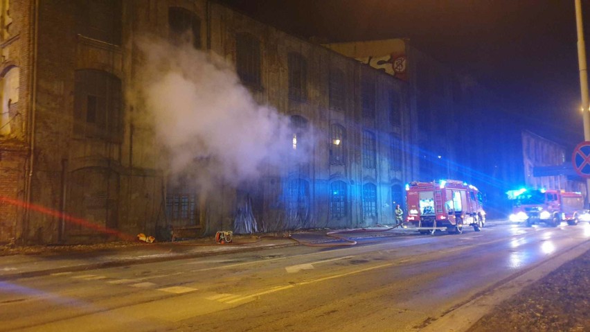 Kłęby białego dymu w dawnej fabryce przy rondzie...