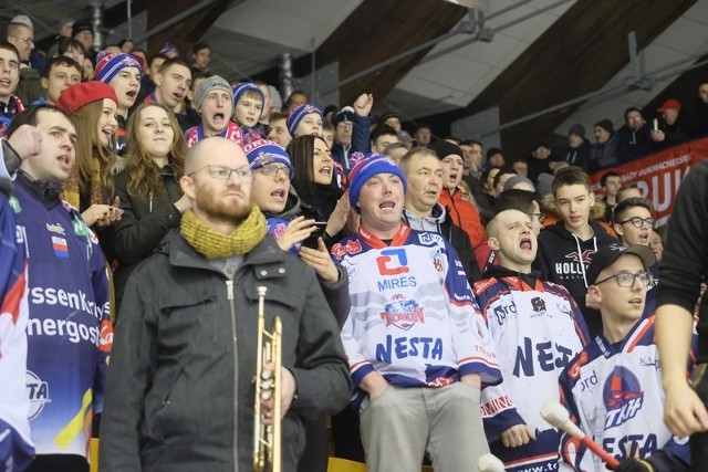 Niestety. KH Energa Toruń tym razem nie wykorzystała szansy i przegrała z Podhalem. Na Tor-Torze padł rekord frekwencji.KH Energa Toruń - Podhale Nowy Targ 1:3 (0:1, 1:2, 0:0)Bramki: 0:1 Michalski - Sammalmaa, Zapała (2), 0:2 Michalski - Zapała, Moksunen (17), 1:2 Garszin - Karczocha (22), 1:3 Dziubiński - Koski, Kolusz (23).Mecz był zacięty, ale goście byli świetnie przygotowani, zwłaszcza w defensywie. Nie pomógł głośny doping szóstego zawodnika z trybun, gospodarze bili głową w mur i nawet w przewagach niewiele mogli zdziałać. W ćwierćfinale mamy remis 2:2, piąty mecz w czwartek w Nowym Targu.