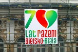 Bielsko-Biała ma logo 70-lecia połączenia Bielska i Białej Krakowskiej. Wielki baner zawisł na budynku ratusza