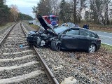 Zderzenie samochodu osobowego i busa w Kuźnicy na Mierzei Helskiej. 1 osoba poszkodowana. Ruch wahadłowy na DW216, auto blokuje tor kolejowy