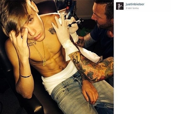 Justin Bieber w salonie tatuażu
(fot. screen Instagram)