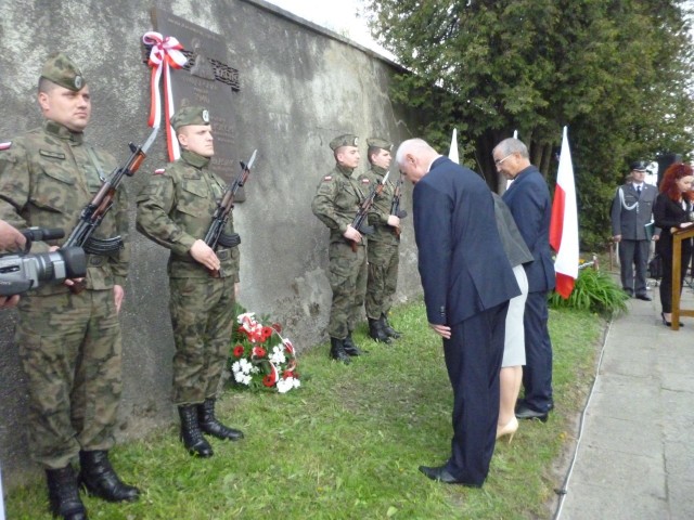 Tablica poświęcona Władysławowi Beksińskiemu i Janowi Błasiakowi znajduje się na murze straceń.