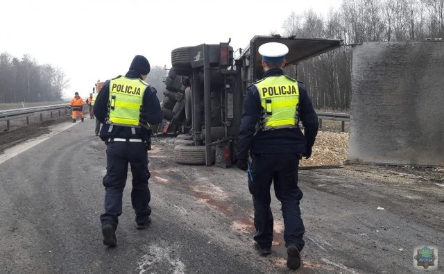 Na autostradzie A4 w Strzelcach Opolskich wciąż trwa porządkowanie po porannym zderzeniu dwóch ciężarówek. Autostrada w kierunku Katowic jest nieprzejezdna.